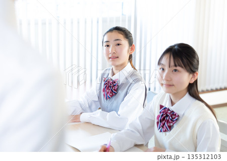 塾で勉強する女子中学生 塾で勉強する女子中学生 135312103