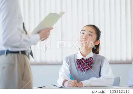塾で勉強する女子中学生 135312113
