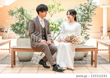 椅子に座るドレスのカップル,夫婦,新郎新婦,ドレスアップした夫婦,富豪,富裕層 椅子に座るドレスのカップル,夫婦,新郎新婦,ドレスアップした夫婦,富豪,富裕層 135312241