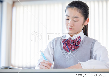 塾で勉強する女子中学生 135312285