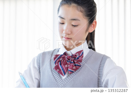 塾で勉強する女子中学生 塾で勉強する女子中学生 135312287