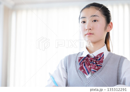 塾で勉強する女子中学生 135312291