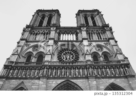 フランスのパリにある世界遺産ノートルダム大聖堂のモノクロ写真 荘厳なゴシック建築のファサード 135312304