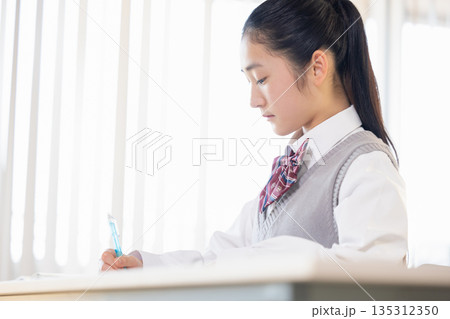 塾で勉強する女子中学生 135312350