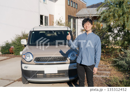 車の前で腕組みをする笑顔の男性 135312452
