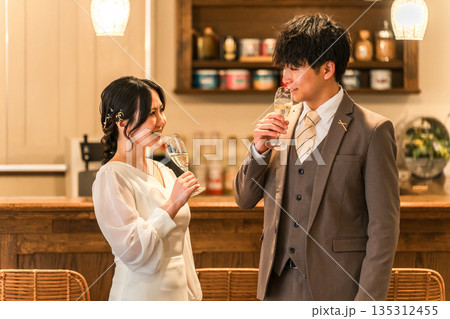 レストラン,バーでシャンパンを飲みながら会話するドレスコード姿のカップル,夫婦 レストラン,バーでシャンパンを飲みながら会話するドレスコード姿のカップル,夫婦 135312455
