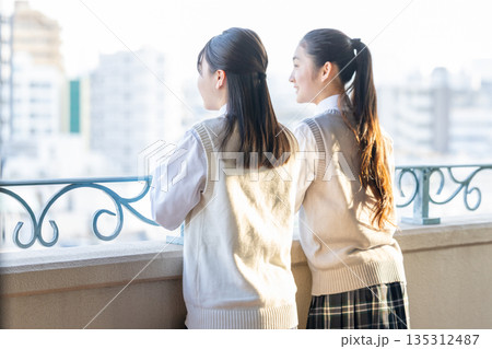 放課後 学校のベランダで外を眺める女子中学生 放課後 学校のベランダで外を眺める女子中学生 135312487