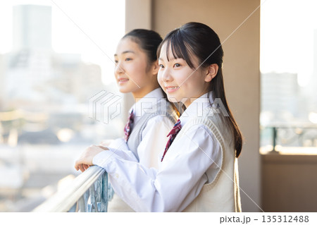 放課後 学校のベランダで外を眺める女子中学生 放課後 学校のベランダで外を眺める女子中学生 135312488