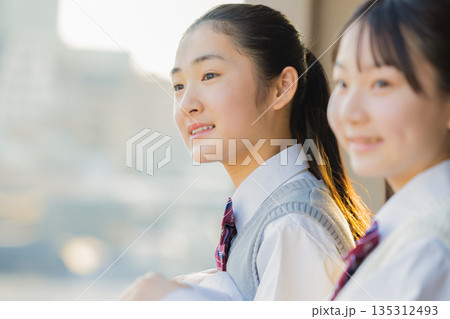 放課後　学校のベランダで外を眺める女子中学生 135312493