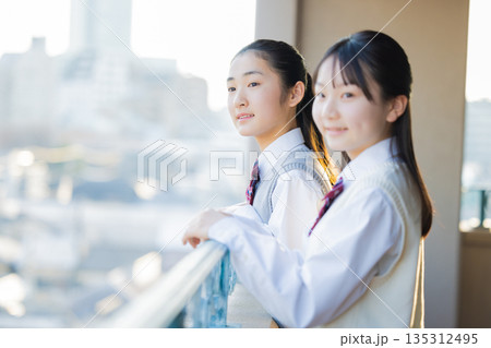 放課後　学校のベランダで外を眺める女子中学生 135312495