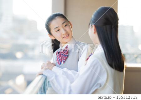 放課後 学校のベランダで外を眺める女子中学生 放課後 学校のベランダで外を眺める女子中学生 135312515
