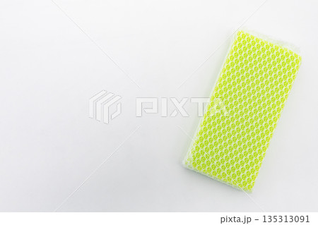 白背景と黄緑色のキッチンスポンジ 白背景と黄緑色のキッチンスポンジ 135313091
