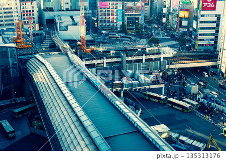 東京再開発 工事が続く渋谷駅の俯瞰 2025.11　b-3 暖色寒色強調 135313176