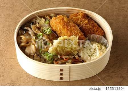 きのこご飯とカキフライ弁当 135313304