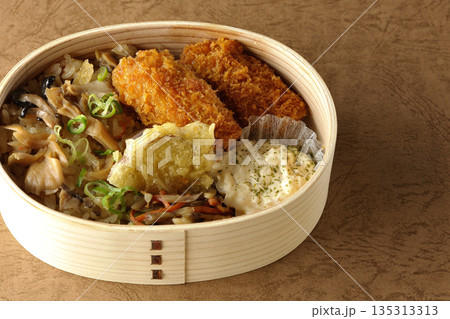 きのこご飯とカキフライ弁当 135313313