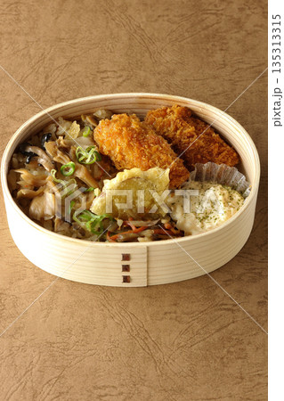 きのこご飯とカキフライ弁当 きのこご飯とカキフライ弁当 135313315
