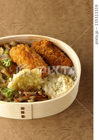 きのこご飯とカキフライ弁当 きのこご飯とカキフライ弁当 135313319