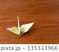 一羽の折り鶴 135313966