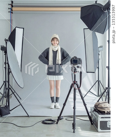 スタジオで撮影する笑顔の女性 135313997