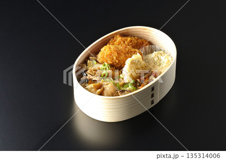 きのこご飯とカキフライ弁当を黒背景で撮影 135314006