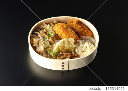 きのこご飯とカキフライ弁当を黒背景で撮影 きのこご飯とカキフライ弁当を黒背景で撮影 135314023