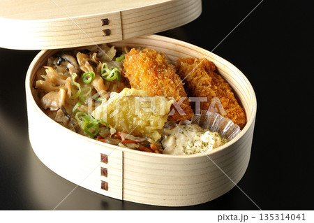 きのこご飯とカキフライ弁当を黒背景で撮影 きのこご飯とカキフライ弁当を黒背景で撮影 135314041