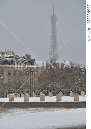 2026年1月7日 パリ大雪 エトワール広場から望むかすむエッフェル塔 2026年1月7日 パリ大雪 エトワール広場から望むかすむエッフェル塔 135314067