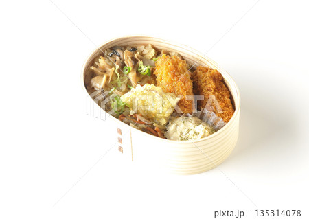 きのこご飯とカキフライ弁当を白背景で撮影 135314078