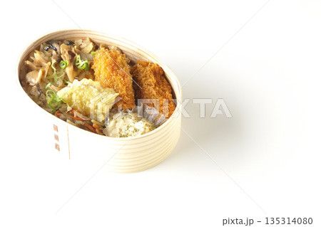 きのこご飯とカキフライ弁当を白背景で撮影 きのこご飯とカキフライ弁当を白背景で撮影 135314080