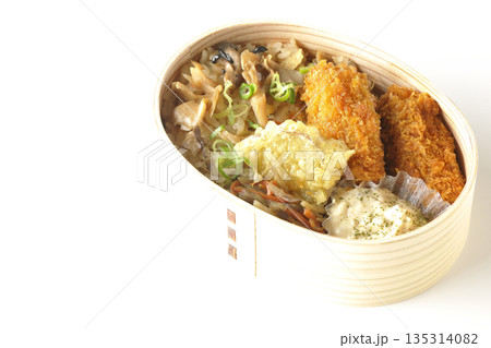 きのこご飯とカキフライ弁当を白背景で撮影 135314082