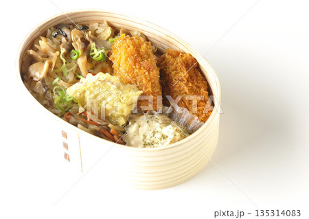 きのこご飯とカキフライ弁当を白背景で撮影 135314083