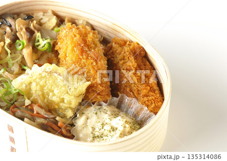 きのこご飯とカキフライ弁当を白背景で撮影 きのこご飯とカキフライ弁当を白背景で撮影 135314086