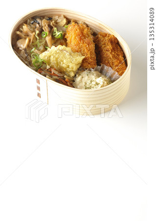 きのこご飯とカキフライ弁当を白背景で撮影 135314089