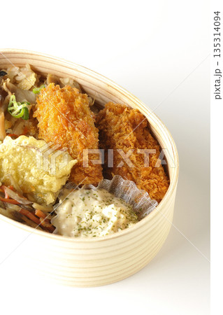 きのこご飯とカキフライ弁当を白背景で撮影 きのこご飯とカキフライ弁当を白背景で撮影 135314094