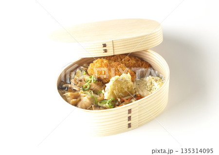 きのこご飯とカキフライ弁当を白背景で撮影 135314095