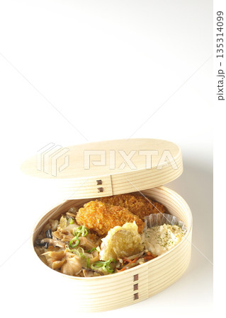 きのこご飯とカキフライ弁当を白背景で撮影 きのこご飯とカキフライ弁当を白背景で撮影 135314099