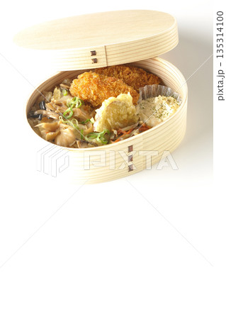 きのこご飯とカキフライ弁当を白背景で撮影 きのこご飯とカキフライ弁当を白背景で撮影 135314100