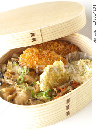 きのこご飯とカキフライ弁当を白背景で撮影 135314101