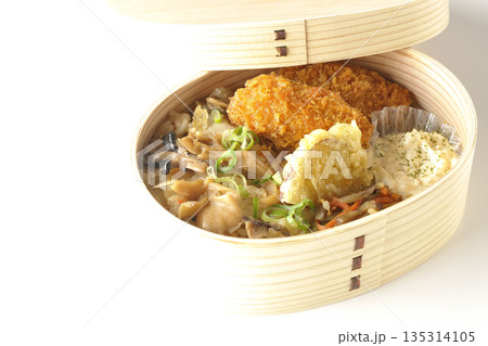 きのこご飯とカキフライ弁当を白背景で撮影 135314105