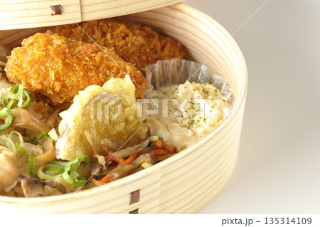 きのこご飯とカキフライ弁当を白背景で撮影 135314109