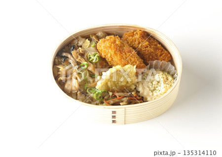 きのこご飯とカキフライ弁当を白背景で撮影 135314110