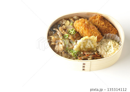 きのこご飯とカキフライ弁当を白背景で撮影 135314112