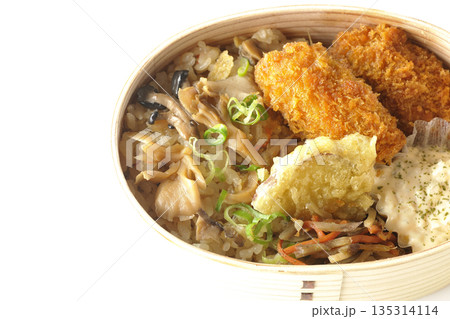 きのこご飯とカキフライ弁当を白背景で撮影 135314114