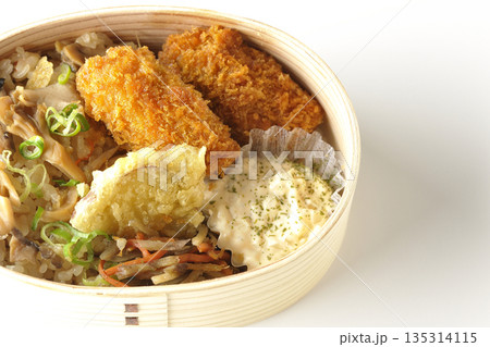 きのこご飯とカキフライ弁当を白背景で撮影 135314115