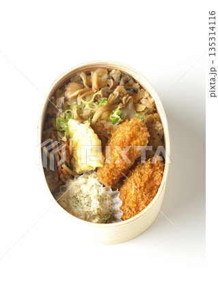 きのこご飯とカキフライ弁当を白背景で撮影 きのこご飯とカキフライ弁当を白背景で撮影 135314116