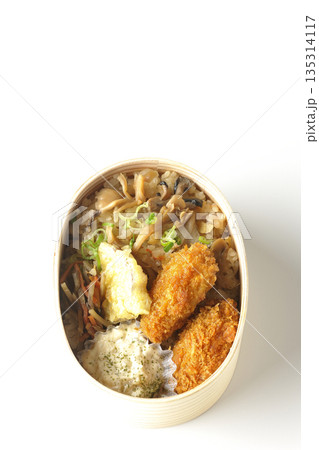 きのこご飯とカキフライ弁当を白背景で撮影 きのこご飯とカキフライ弁当を白背景で撮影 135314117