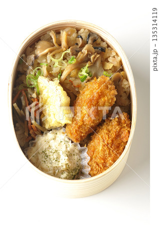 きのこご飯とカキフライ弁当を白背景で撮影 きのこご飯とカキフライ弁当を白背景で撮影 135314119