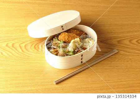 きのこご飯とカキフライ弁当 135314334