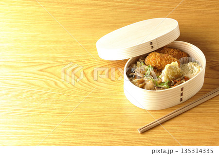 きのこご飯とカキフライ弁当 135314335