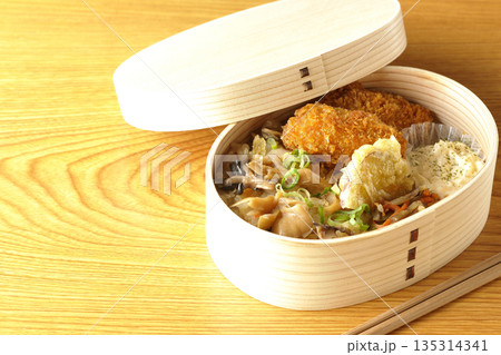 きのこご飯とカキフライ弁当 135314341
